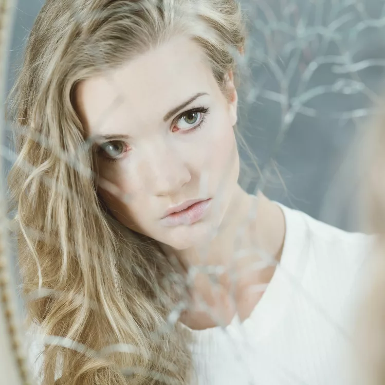 Living with a Narcissist: How Emotional Abuse Destroys Confidence